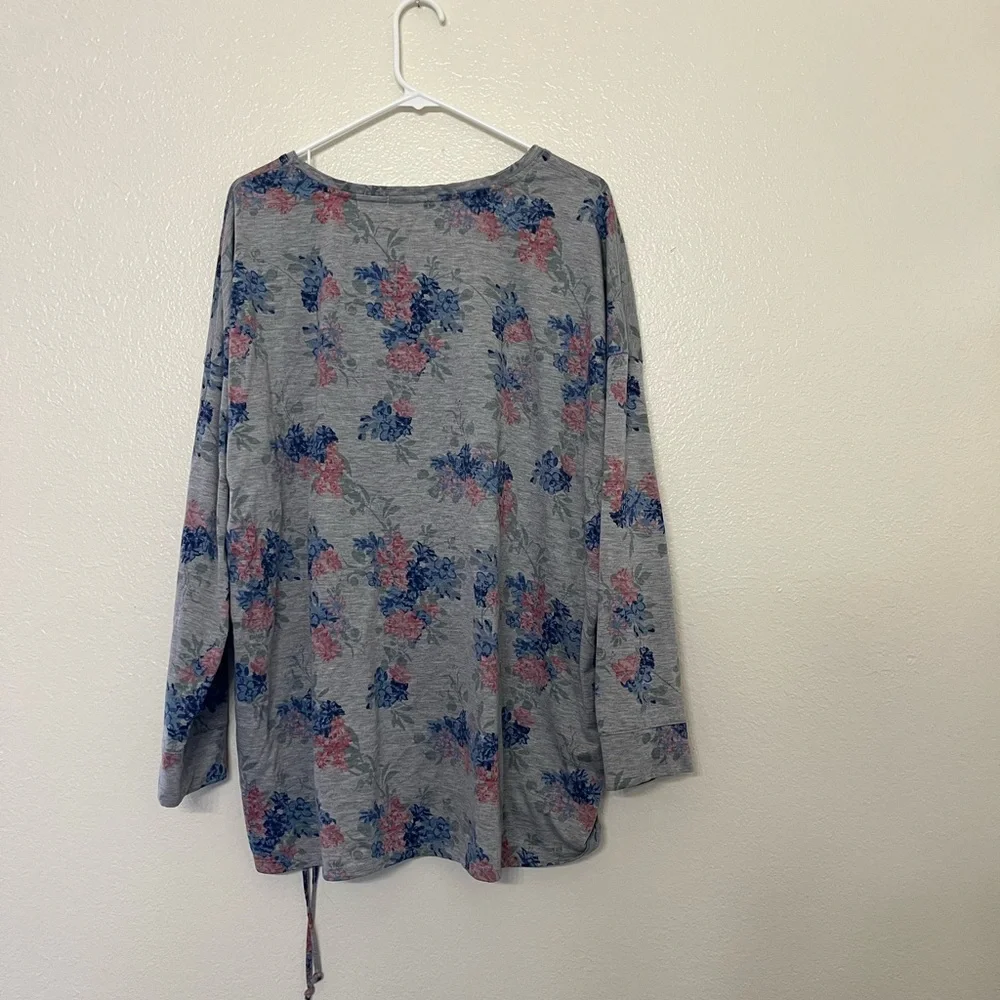 Maurice’s Floral long sleeve top women’s size 3 drawstring to adjust side - Picture 2 of 2